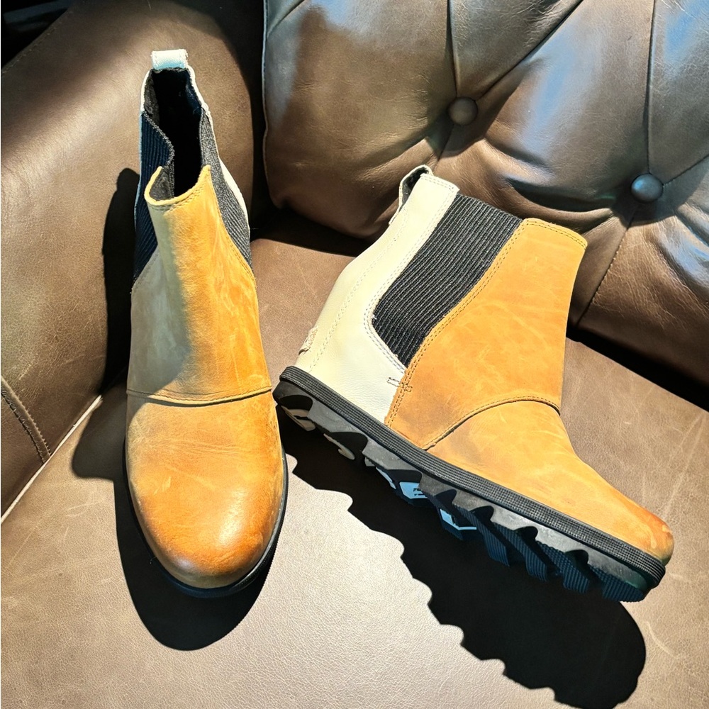 *NEW* Sorel Women's Tan Leather Wedge Chelsea Boots with Black Elastic - Picture 4 of 7
